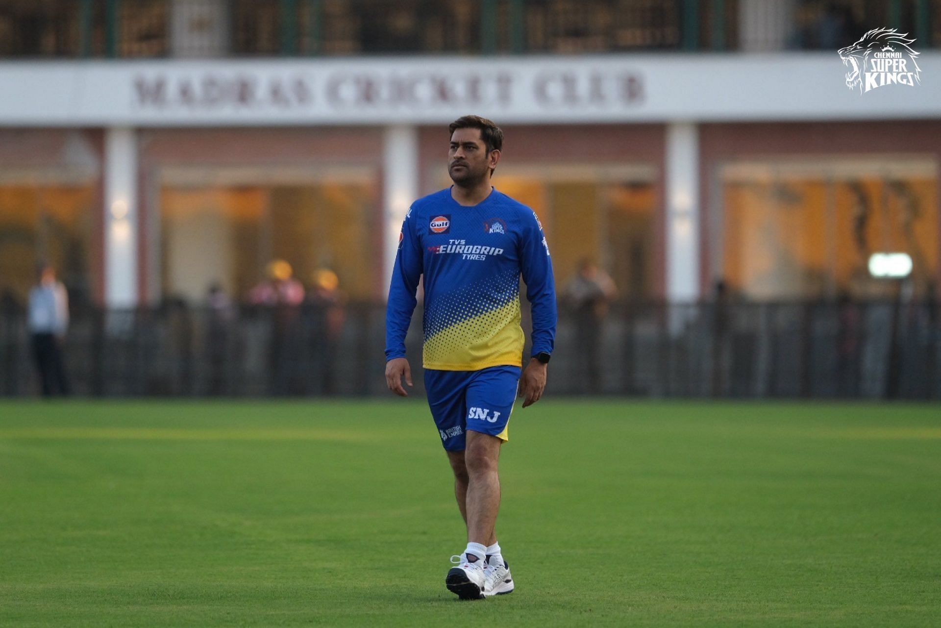 एम एस धोनी नेट में गेंदबाजी करते आए नजर (Photo Credit - CSK)