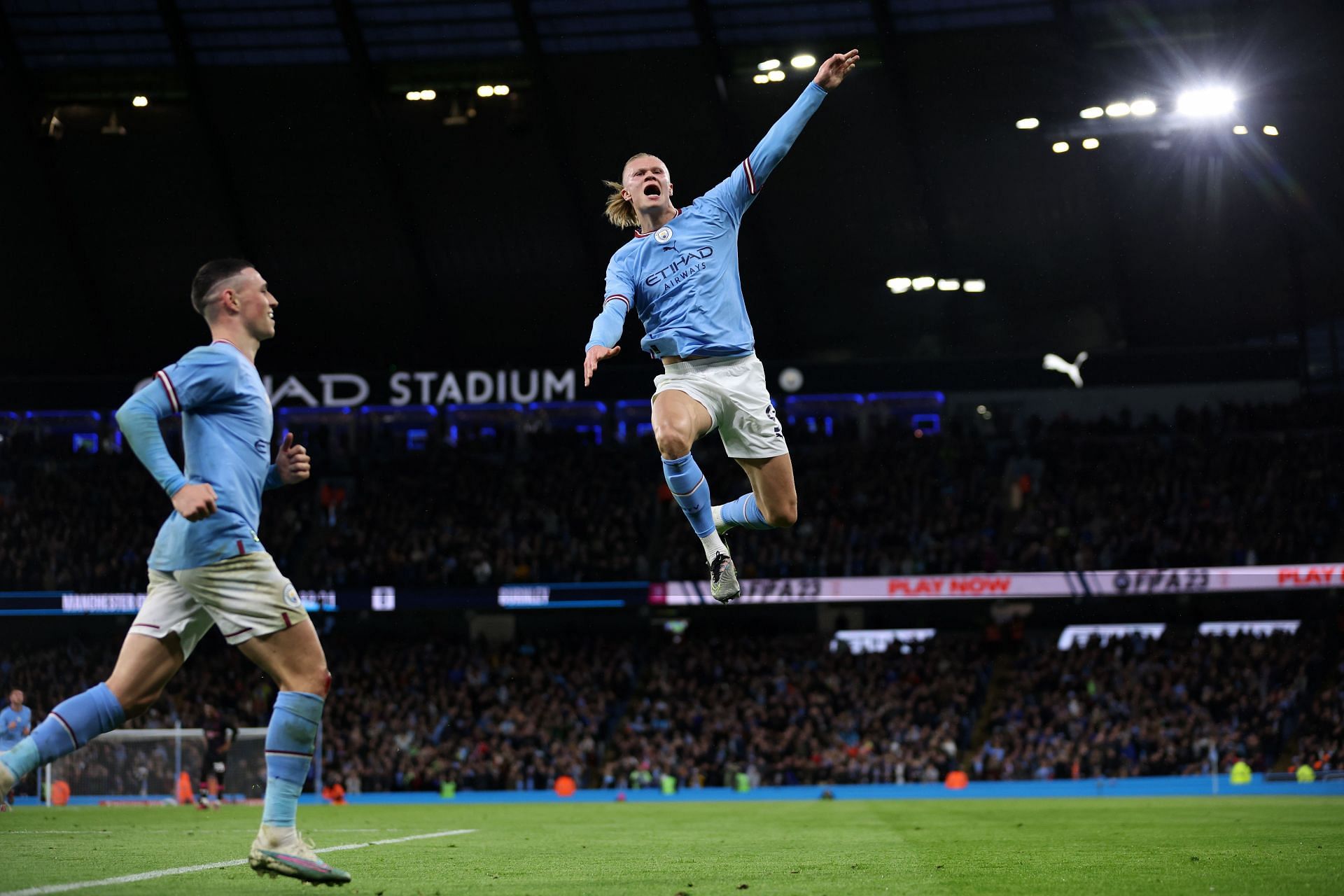 Manchester City&#039;s Erling Haaland (R).