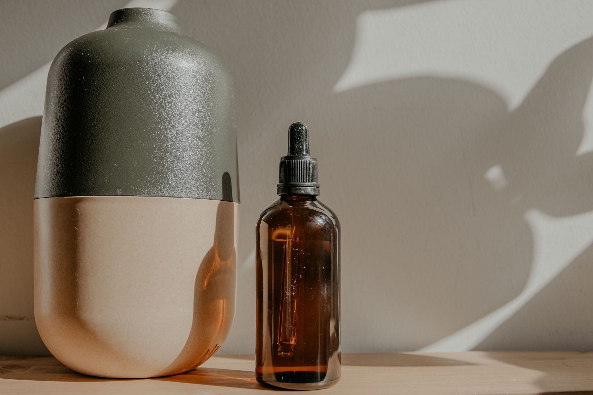 This oil promotes hair growth, moisturizes the scalp, reduces dandruff and dryness, and improves hair texture and shine (Image via Pexels)