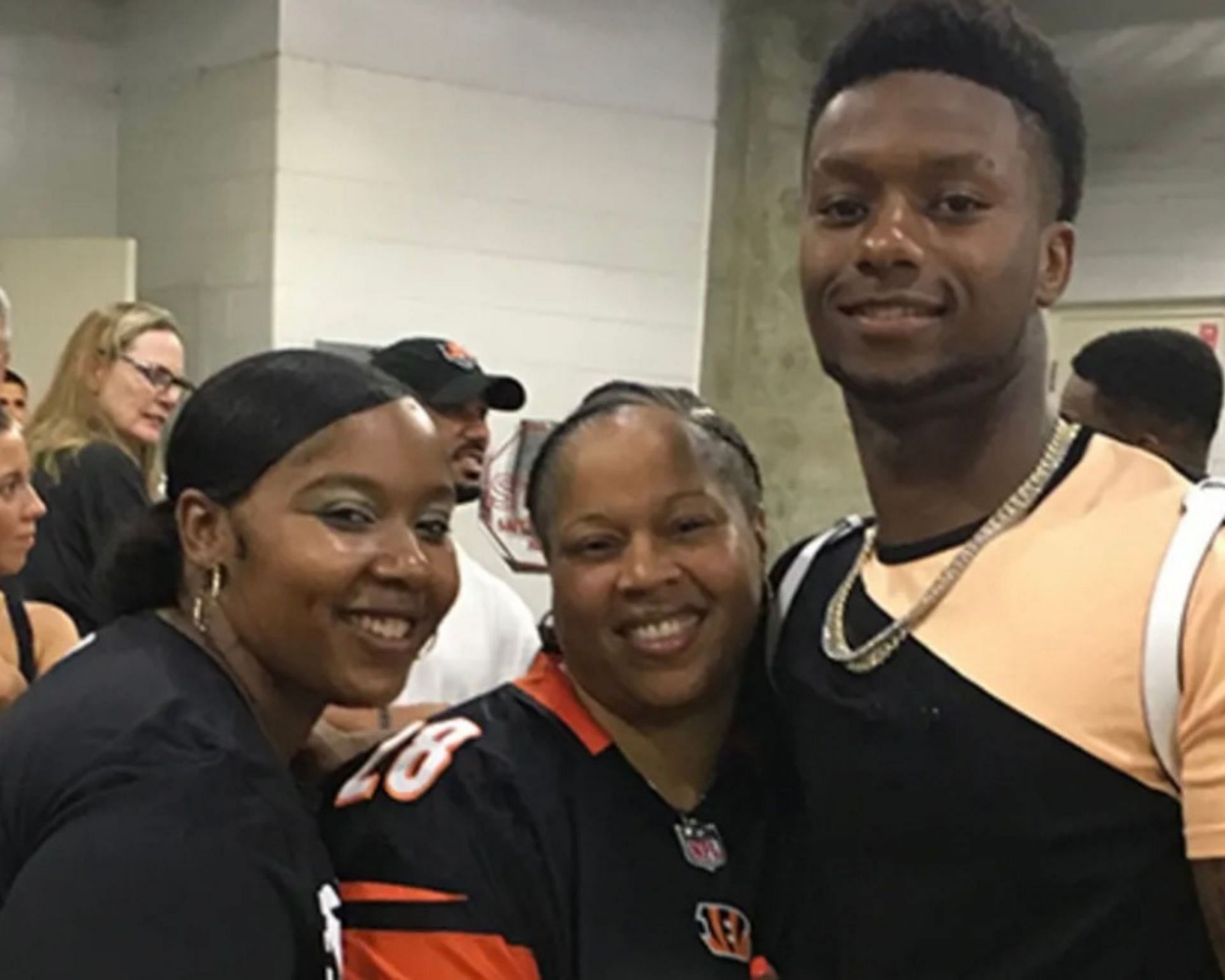 Joe Mixon, his mother Alisa (center) and sister Shalonda from bengals.com