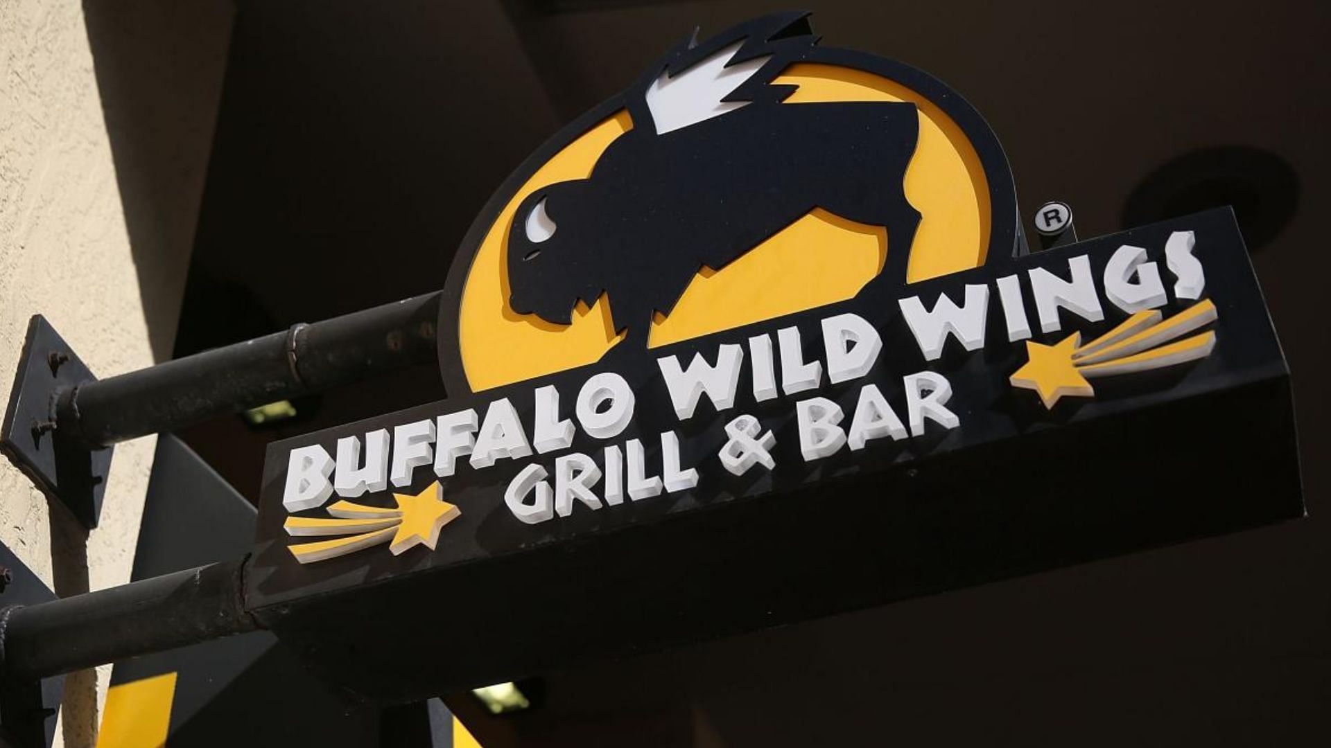 Buffalo Wild Wings sued over claims that its chicken wings is not wings but actually chicken nuggets (Image via Joe Raedle/Getty Images)