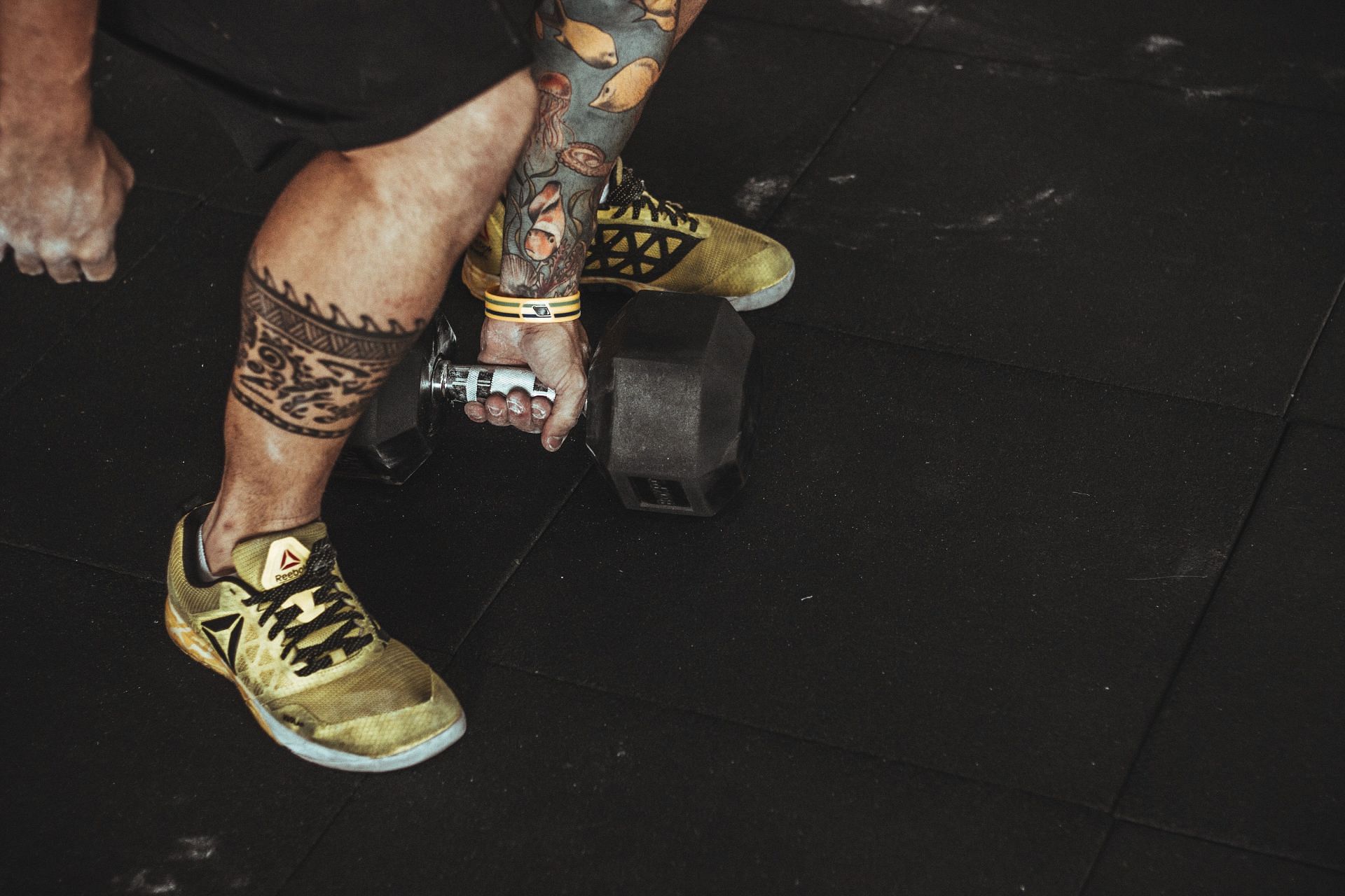 Devil dumbbell press helps in burning fat. (Image via Pexels/ Victor Freitas)