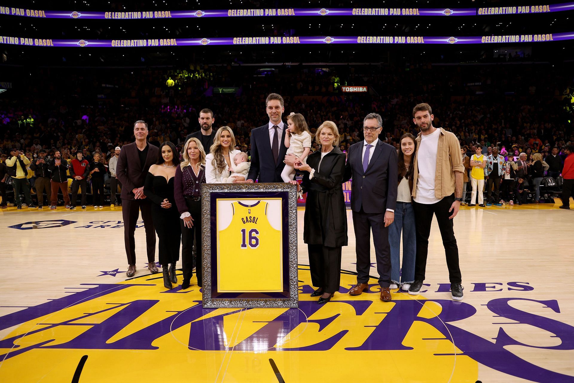 LA Lakers retire Pau Gasol&#039;s jersey