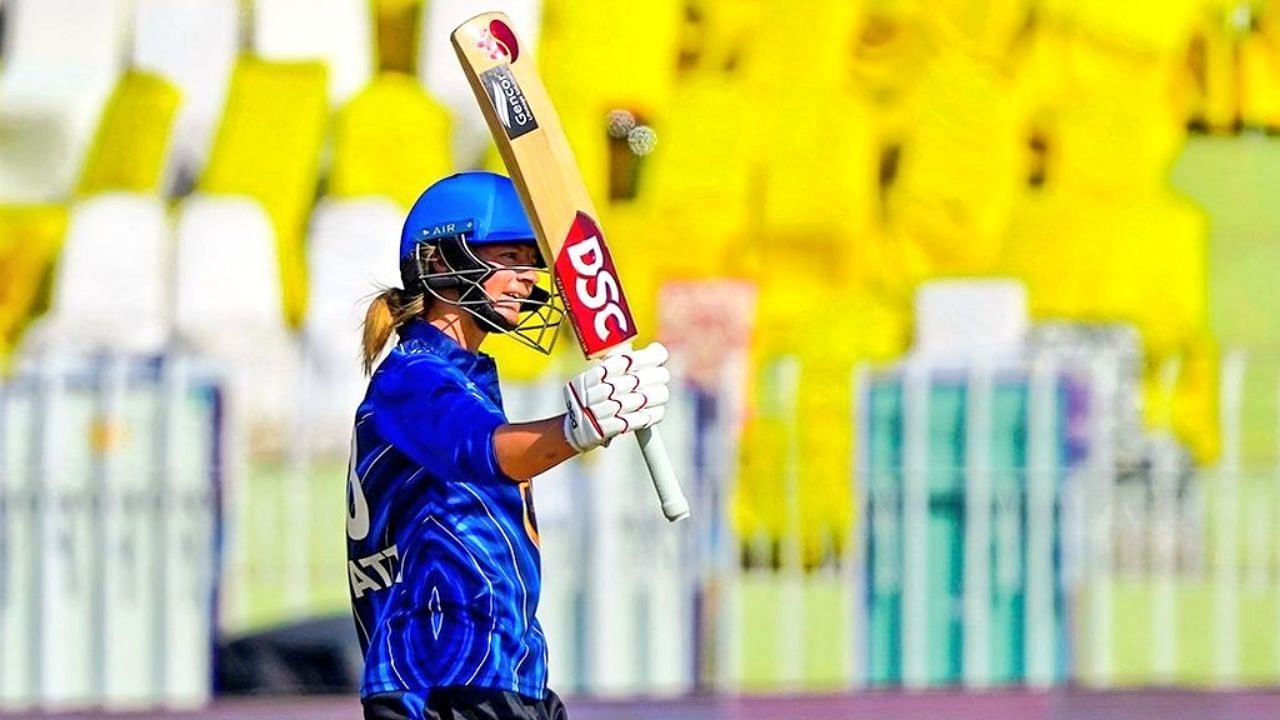 डैनी वयात ने 45 गेंदों पर 97 रनों की तूफानी पारी खेली जिसमें 17 चौके और 3 छक्के शामिल रहे