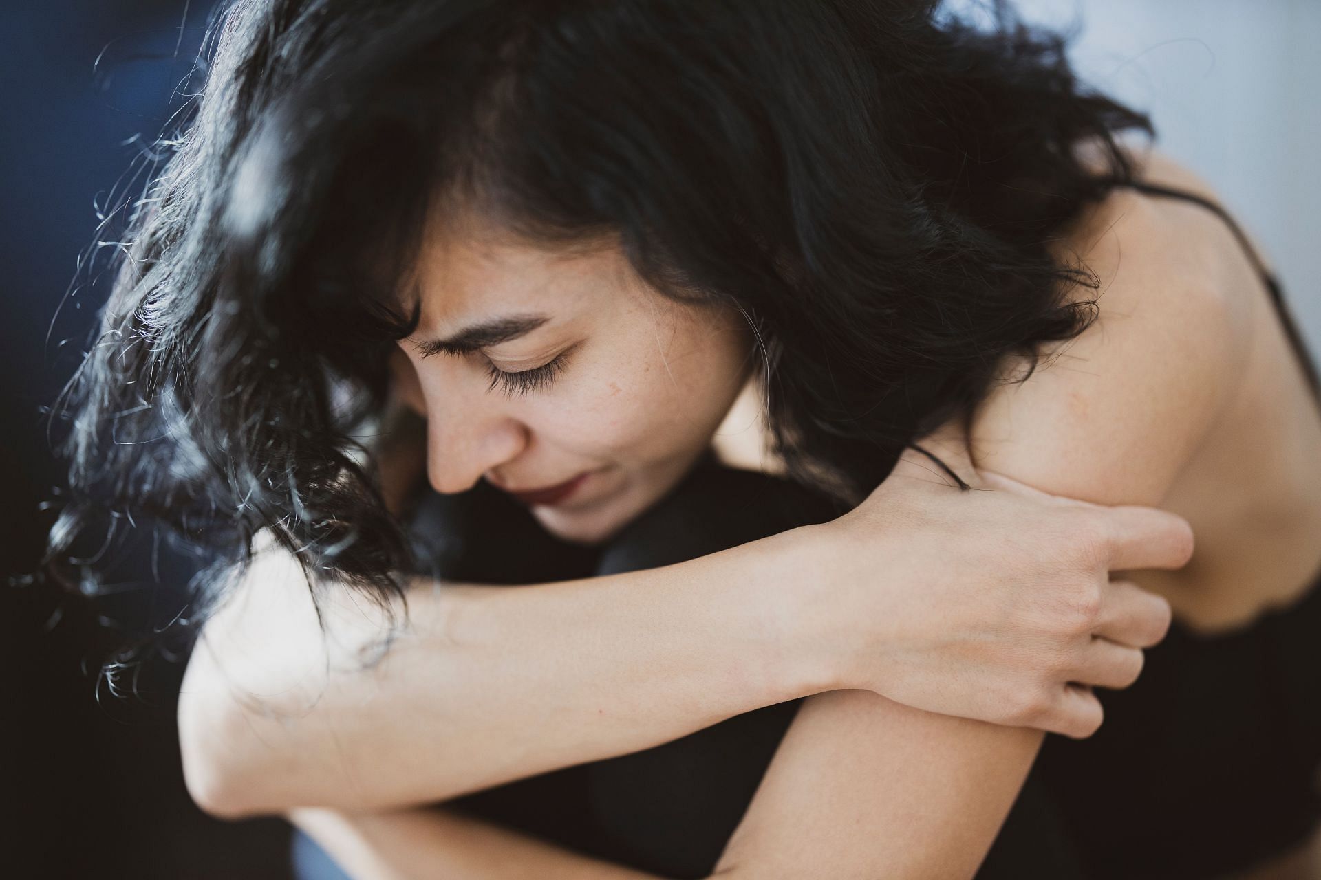 Emotional distress can cause psoriasis. (Image via Pexels / Engin Akyrut)