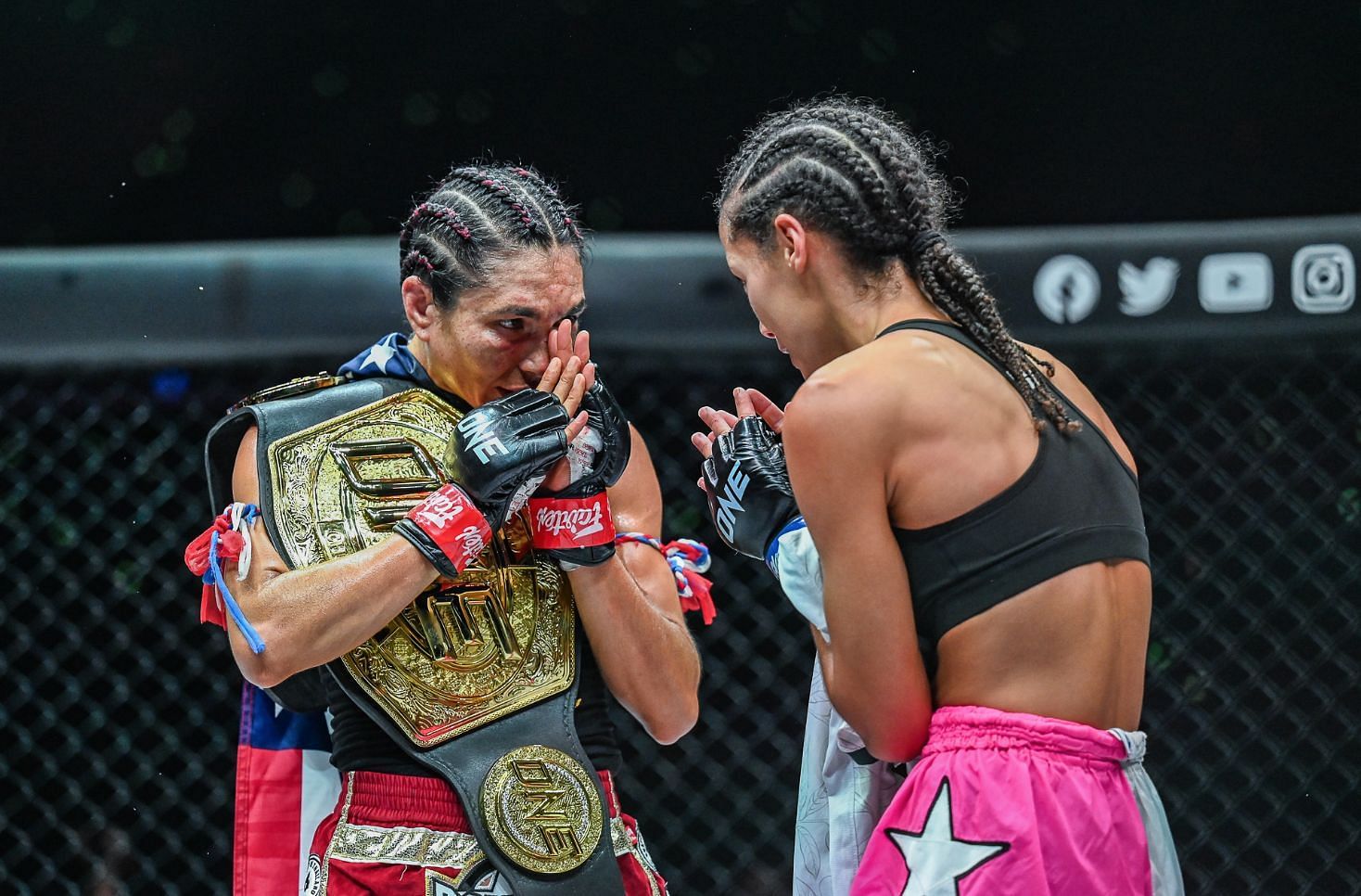 Janet Todd (L) pulled away in the championship rounds against Lara Fernandez (R) to become the interim atomweight Muay Thai world champion. | Photo by ONE Championship