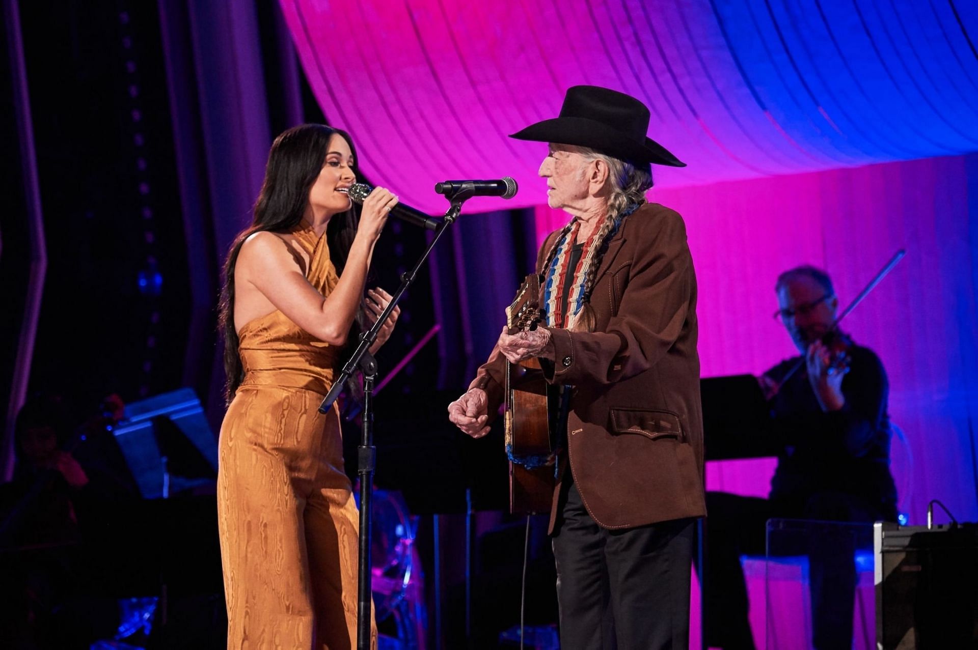 Willie Nelson, the headliner of Outlaw Music Festival 2023, at the 53rd CMA awards in 2019 with Kacey Musgraves(Image via Getty Images)