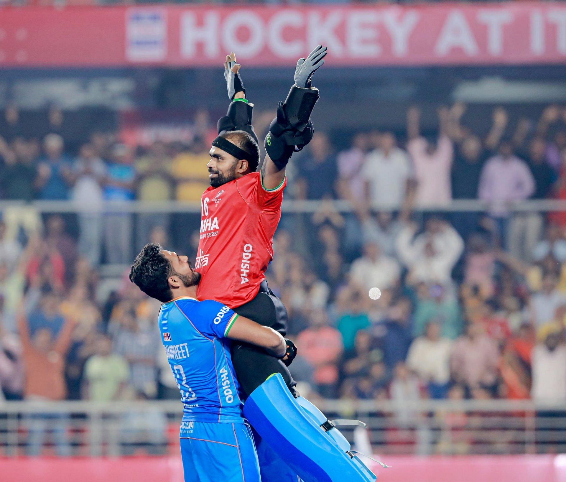शूटऑफ में जीत के बाद कप्तान हरमनप्रीत ने गोलकीपर श्रीजेश को गोद में उठा लिया।
