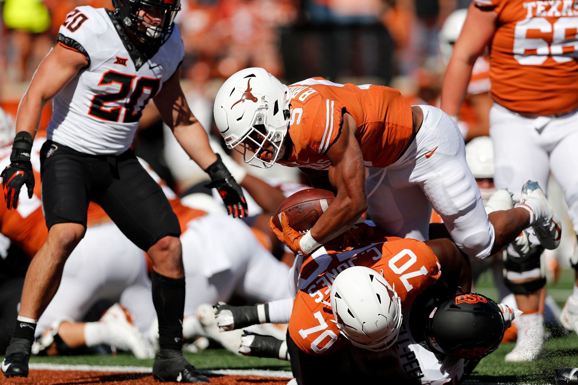 Bijan Robinson #5 of the Texas Longhorns dives into the end zone for a touchdown