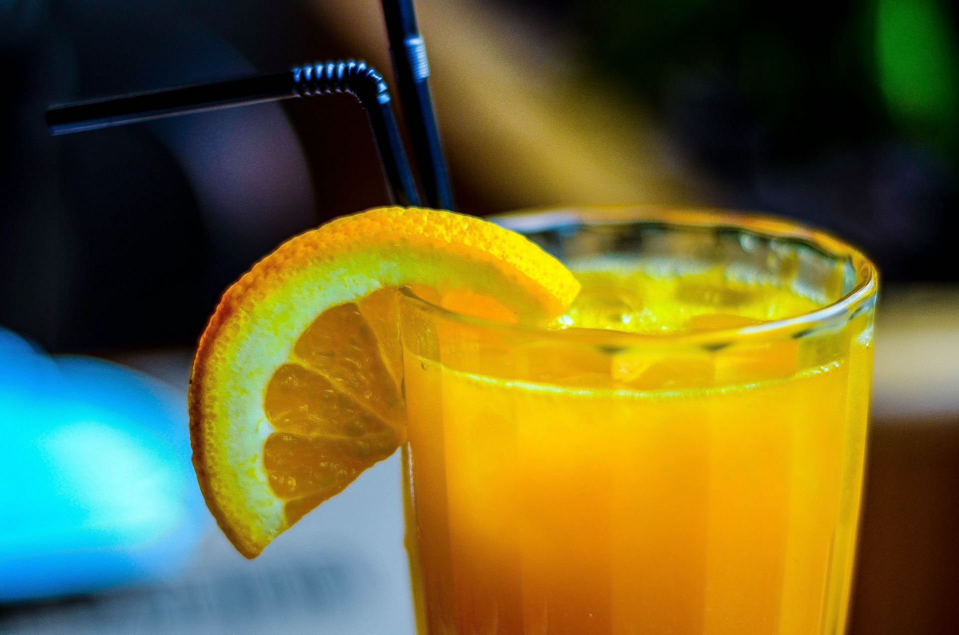 Fresh juice can provide all the nutrients in oranges. (Image via Unsplash/P&acirc;mela Lima)