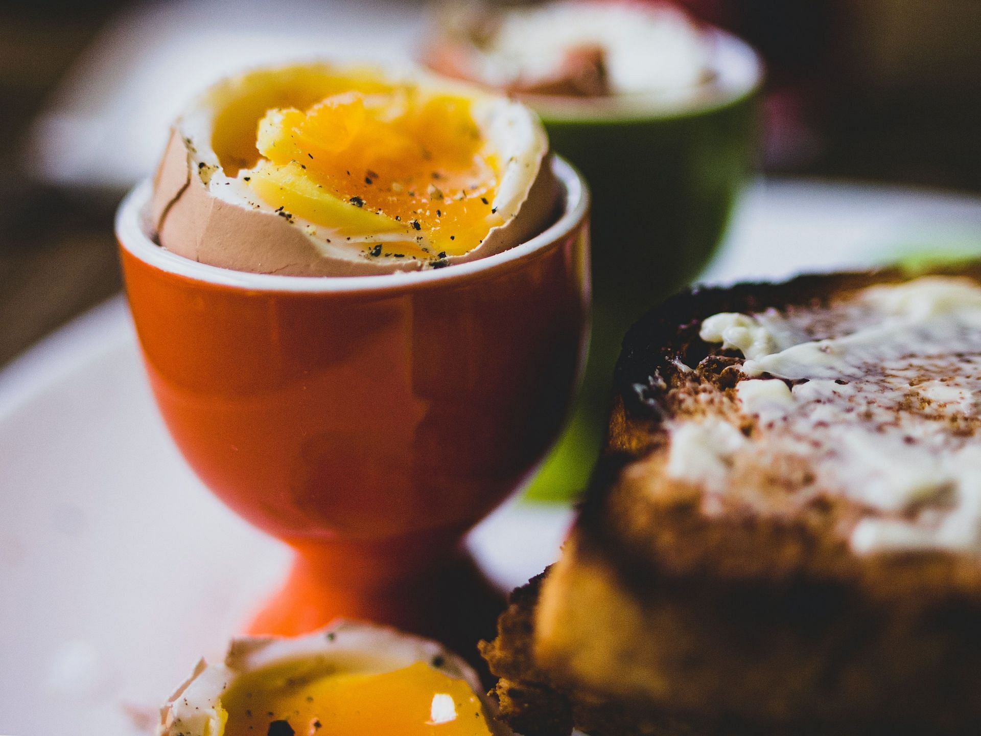 Hard-boiled eggs with whole grain toast make a protein-packed snack (Image via Pexesl)