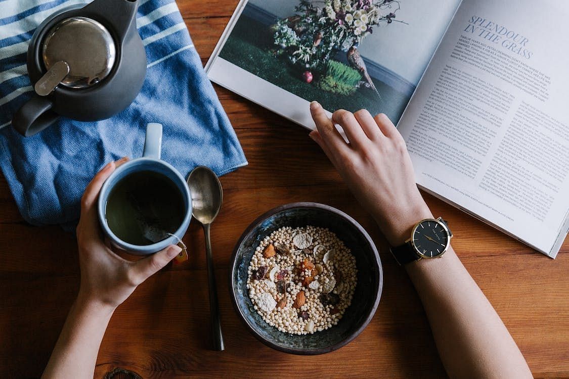 Instant oatmeal can be a part of a balanced and varied diet. (Image via Pexels/The 5Th)