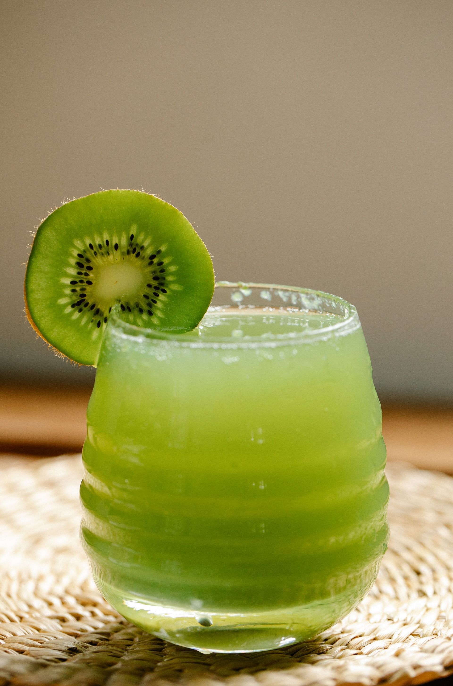 Kiwi juice is a refreshing and nutritious beverage that can offer a variety of health benefits (Image via Pexels)