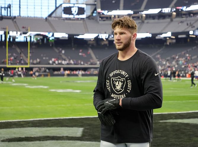 What happened to Foster Moreau? Former Raiders TE steps away from football due to medical condition