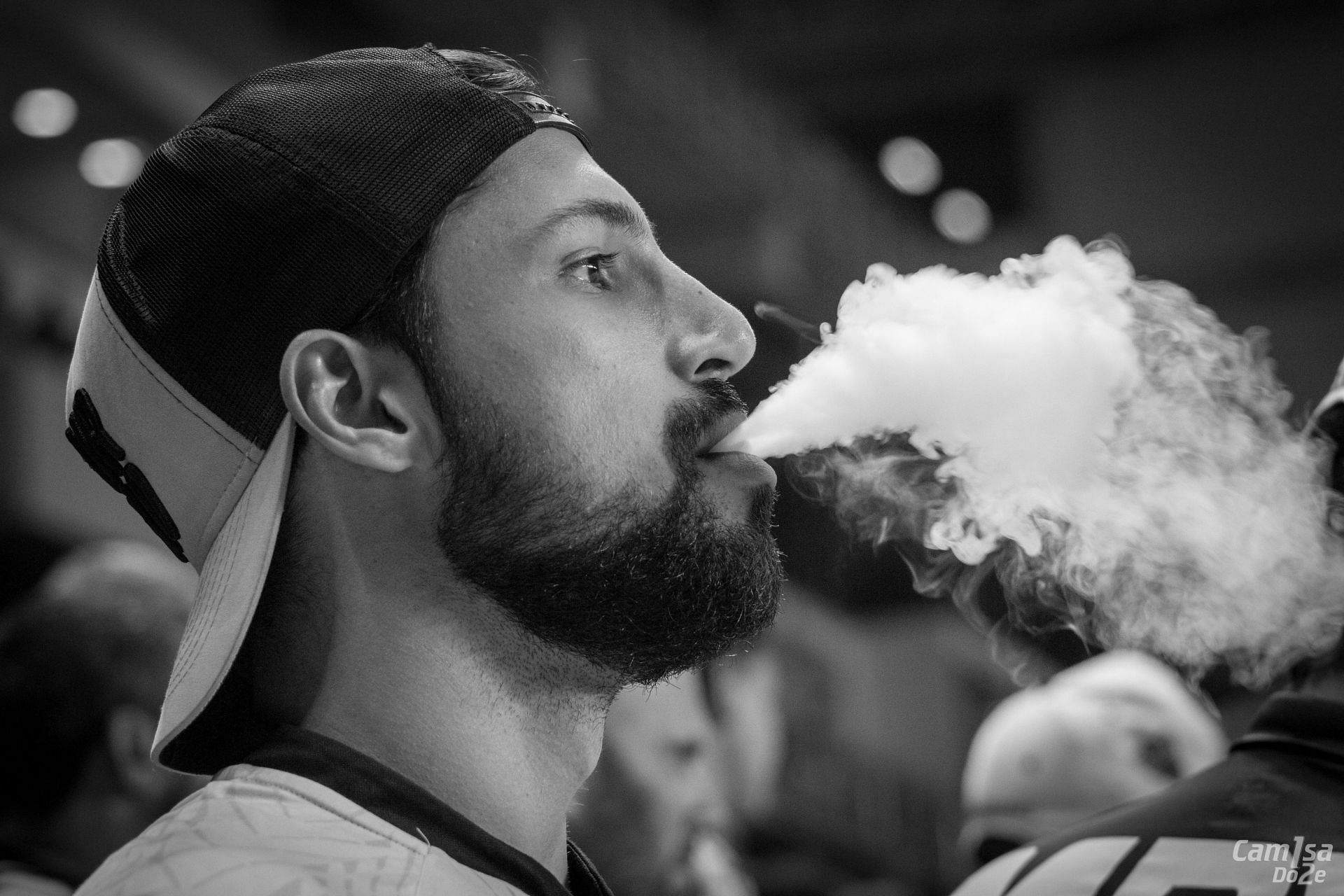Vaping side effects include hampered brain decisions. (Image via Pexels/ Miguel Arcanjo)