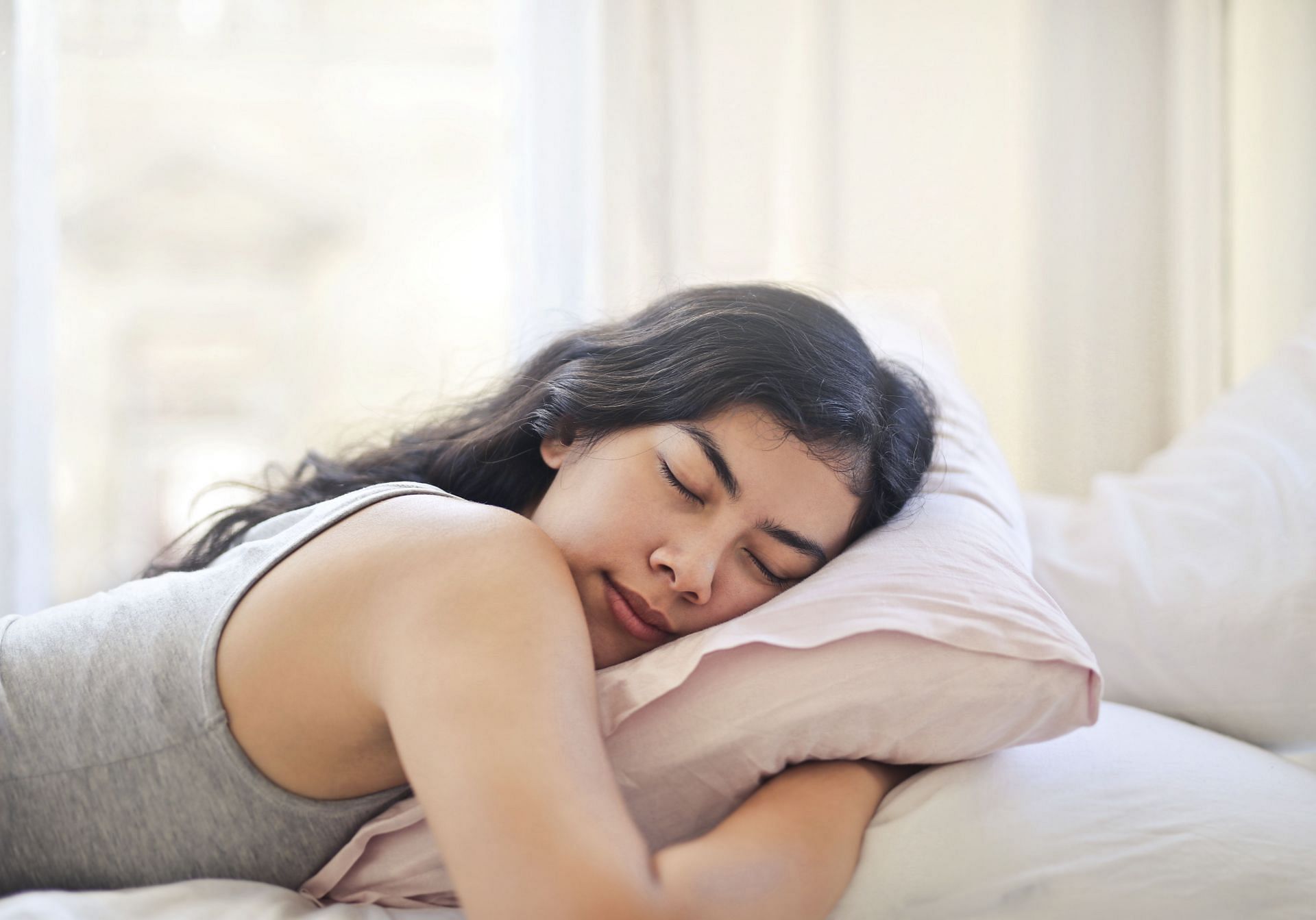 Sleeping on stomach may cause neck pain. (Image via Pexels/Andrea Piacquadio)
