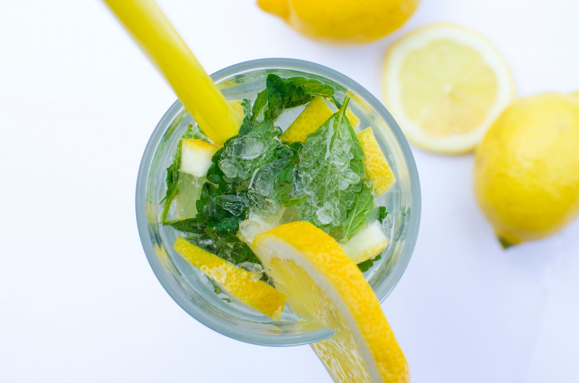 Lemon juice is a popular ingredient in beverages, salad dressings, marinades, and sauces (Image via Pexels)