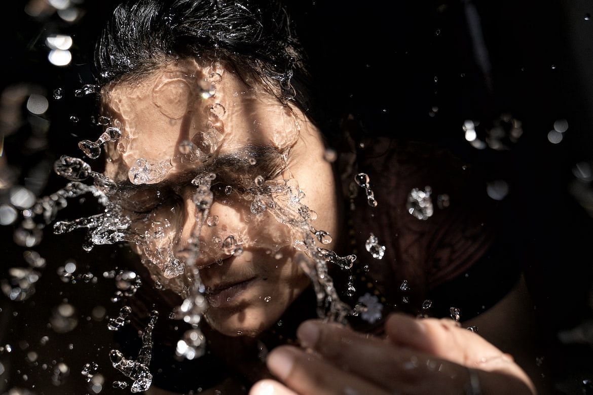 Cleanse properly without damaging your skin barrier (image via Unsplash/Praveen Kumar Mathivanan)