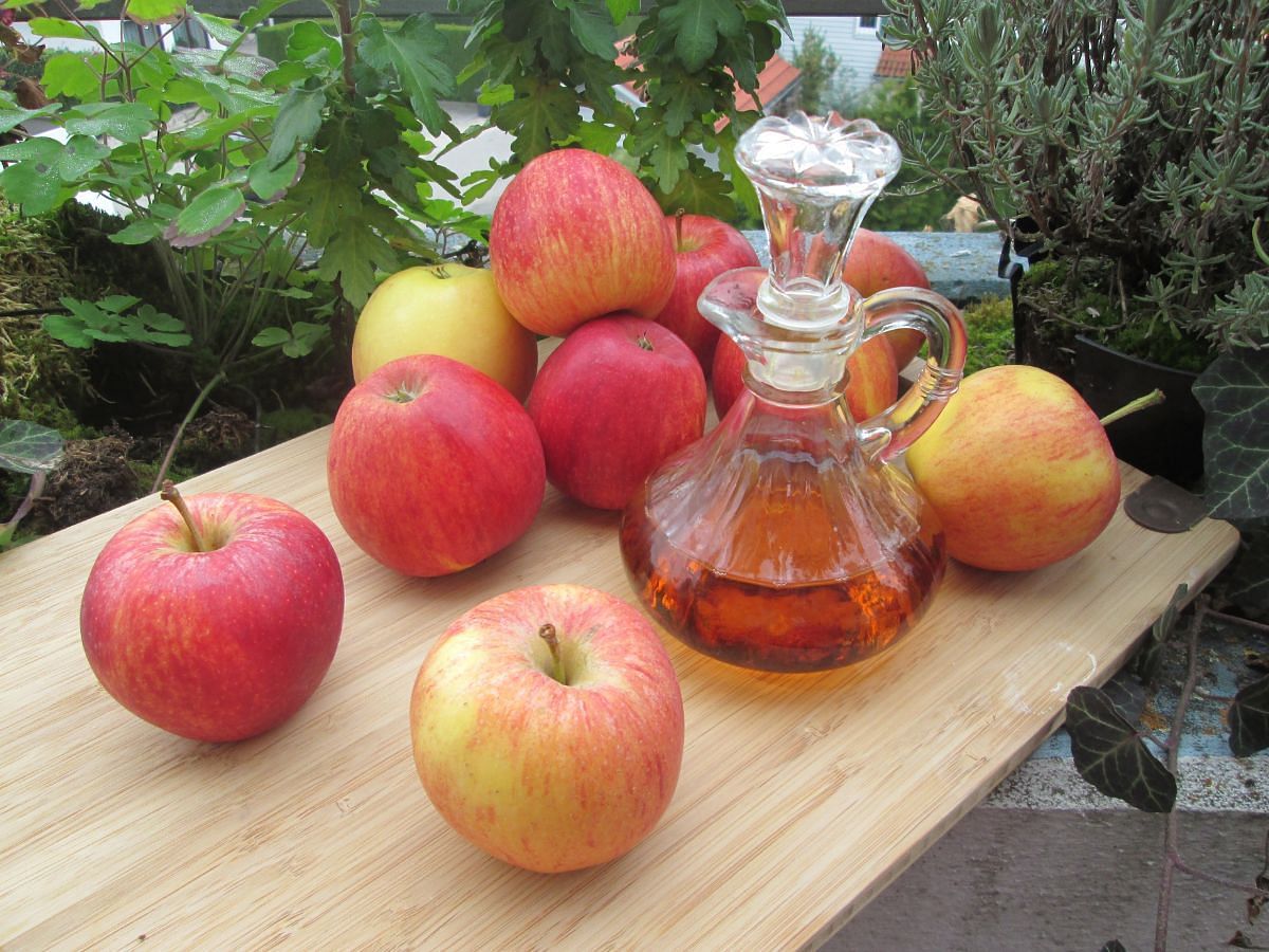 Apple cider vinegar can be helpful for acne and wrinkle (Image via Canva)