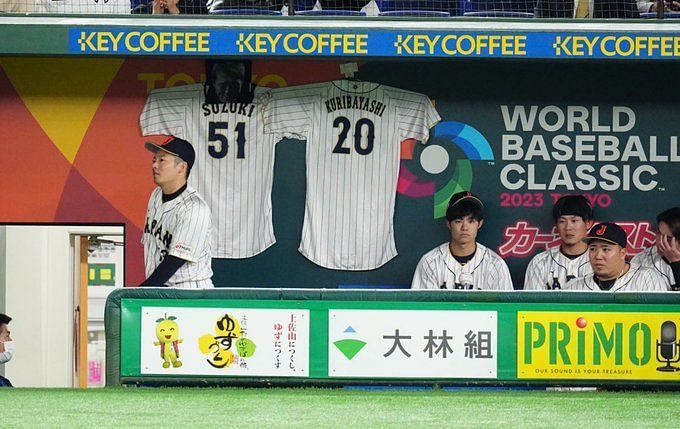 Japan holds up Seiya Suzuki jersey with World Baseball Classic medal – NBC  Sports Chicago