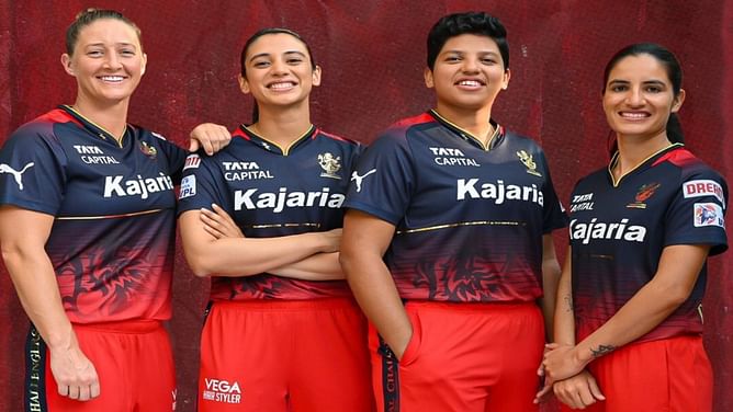 WPL 2023 के लिए RCB ने अपनी जर्सी की लॉन्च, तस्वीरों में स्मृति मंधाना समेत कई खिलाड़ी अलग अंदाज में आईं नजर