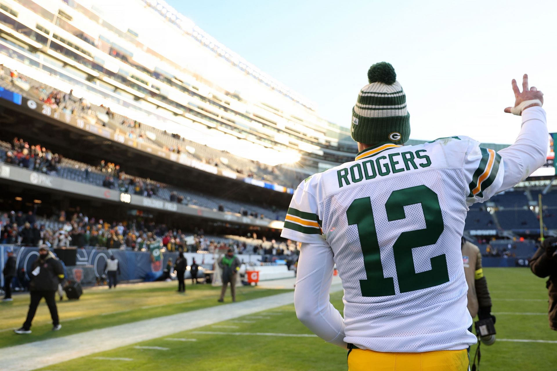 Aaron Rodgers calls out ESPN's Adam Schefter, Dianna Russini for texting  him: 'Lose my number'