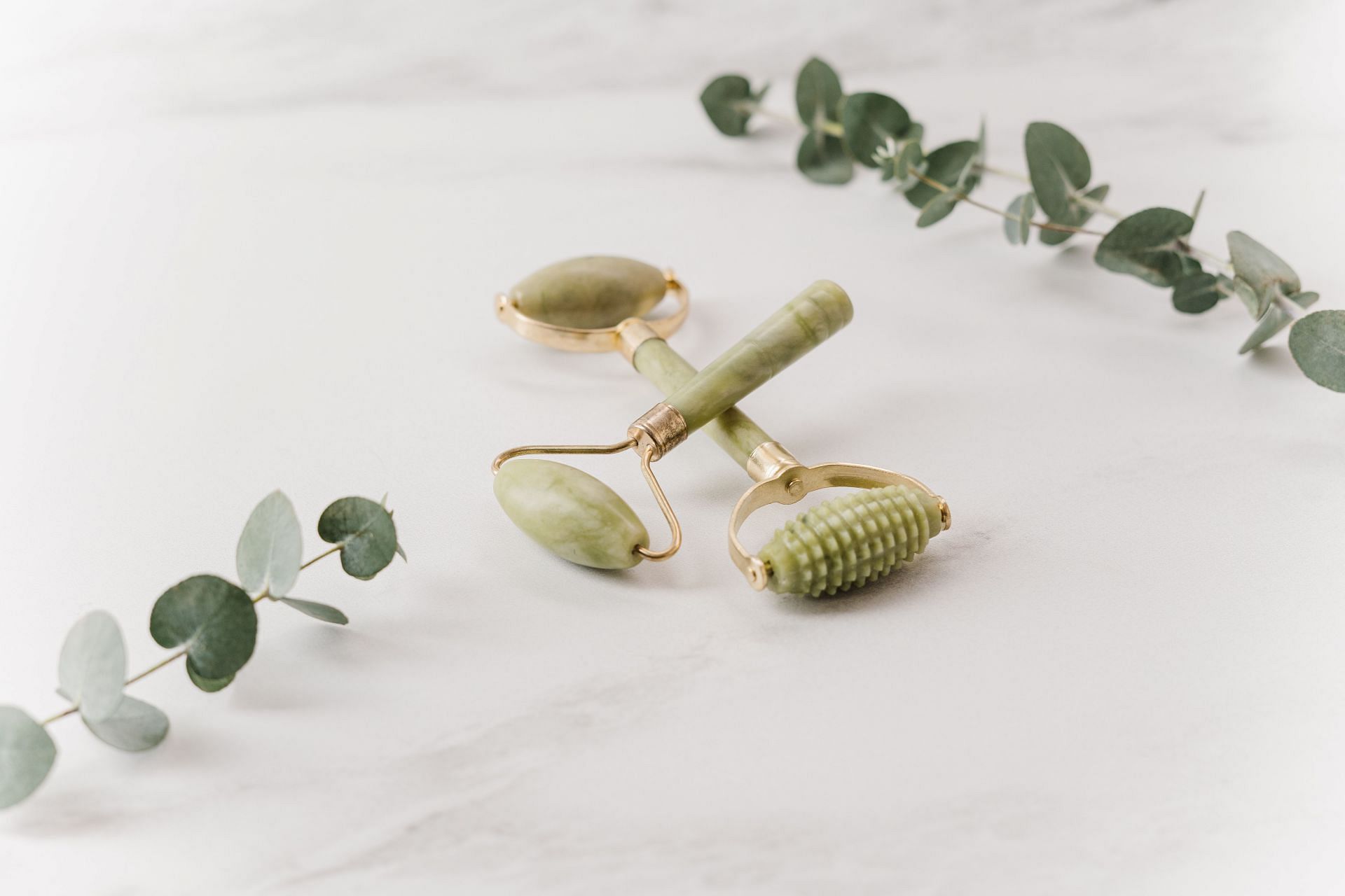 There are many benefits of jade rollers for the skin (Image via Pexels @Cottonbro Studio)