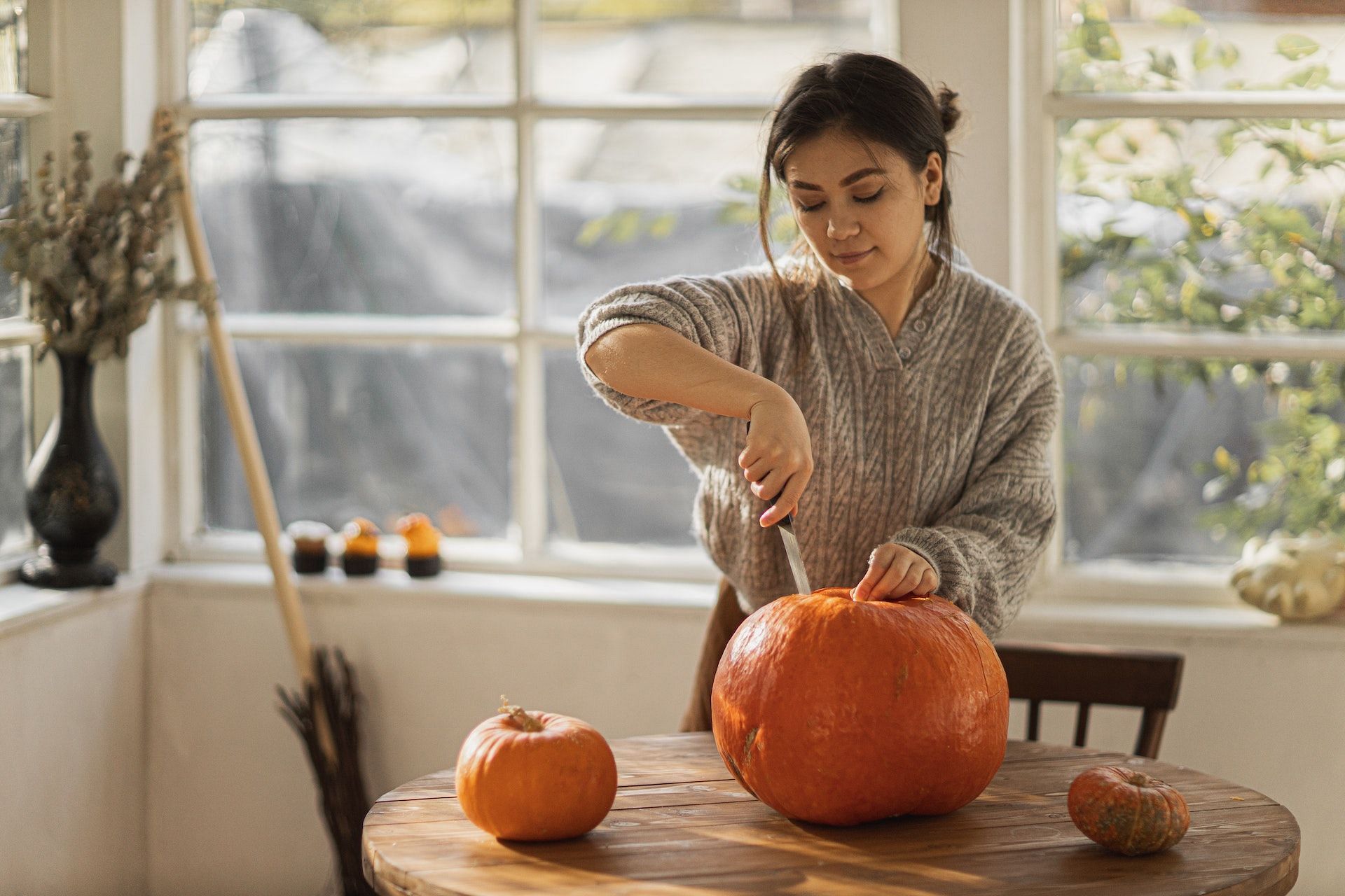 Eating pumpkin can ease symptoms of tinnitus. (Photo via Pexels/Monstera)