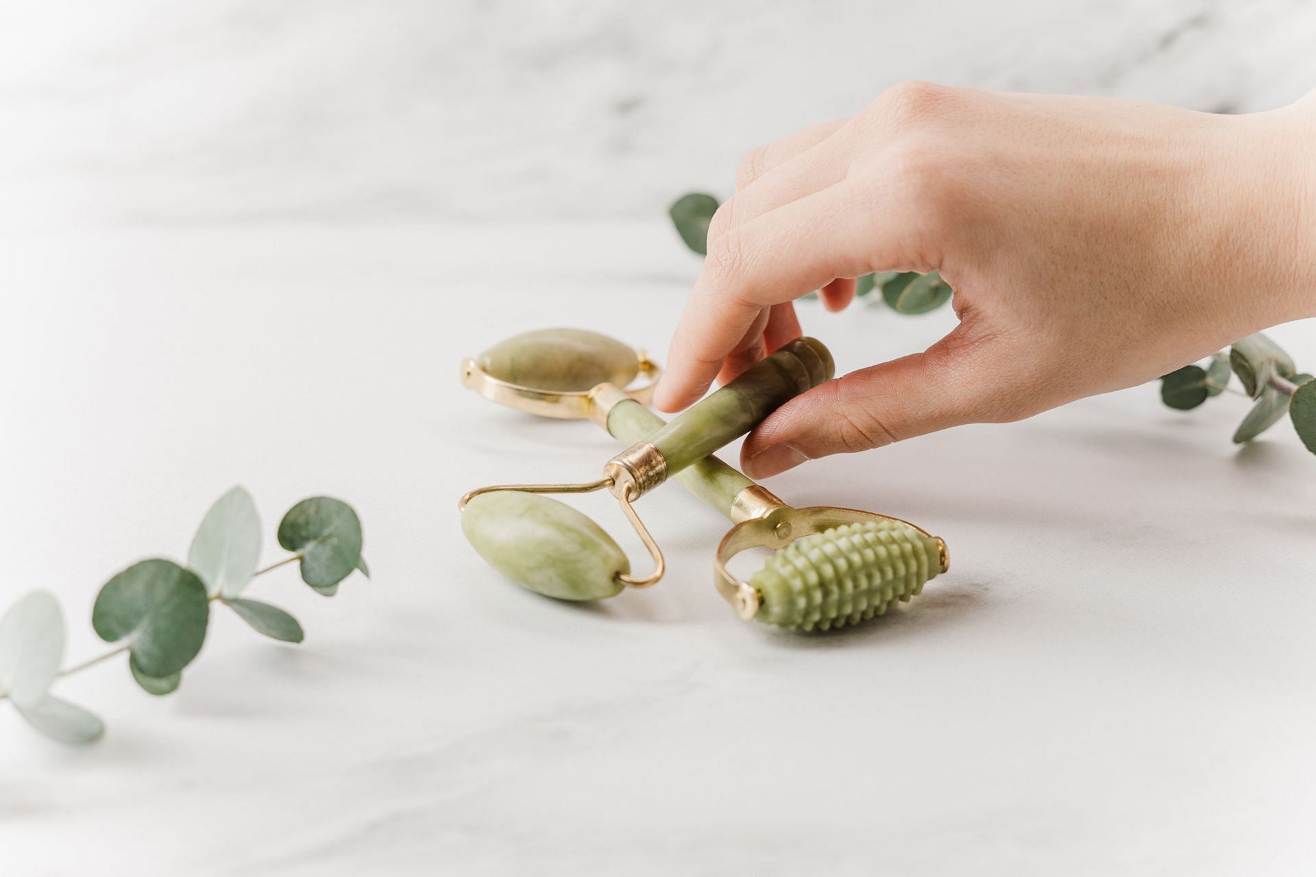 One of the benefits of face rollers is that they tone and soothe the skin, reducing puffiness (Image via Pexels @Cottonbro Studio)