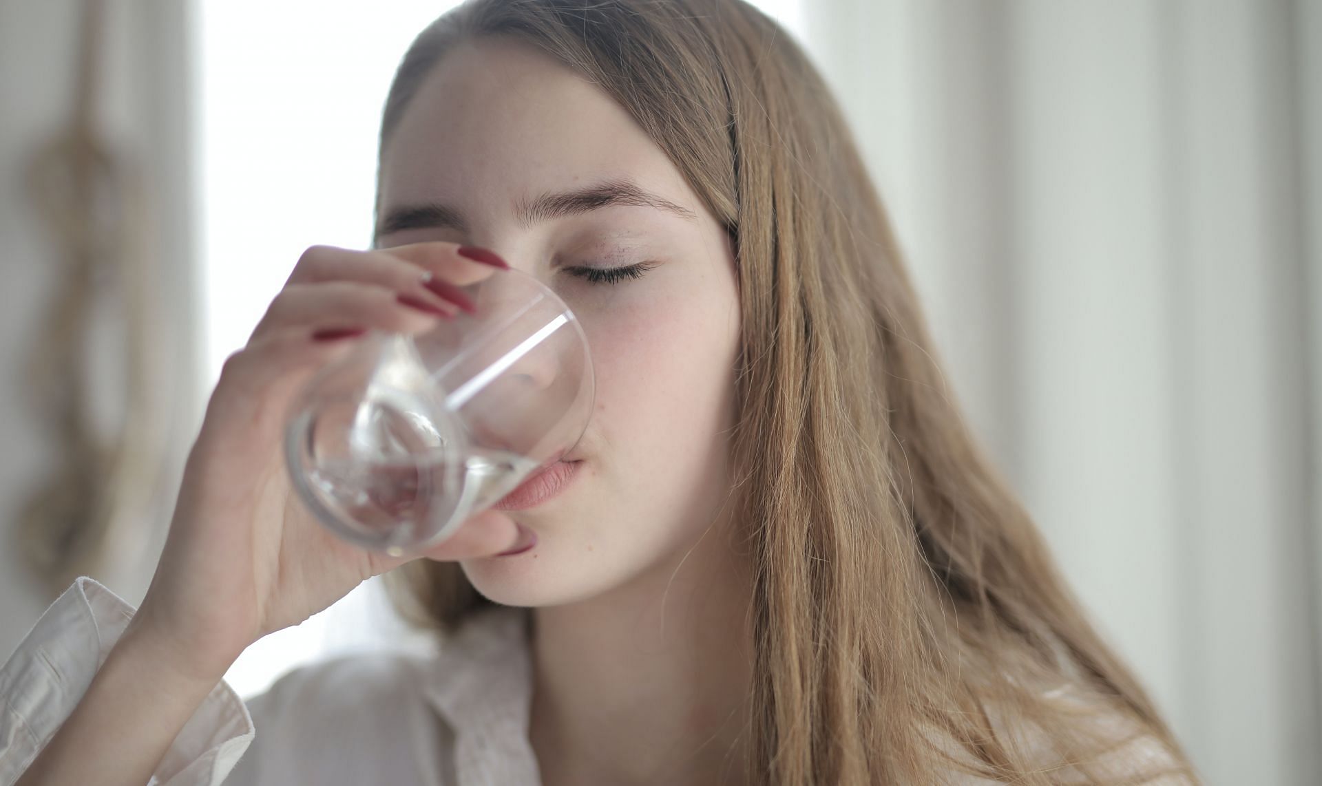 Drinking water is essential for skin hydration. (Image via Pexels/ Andrea Piacquadio)