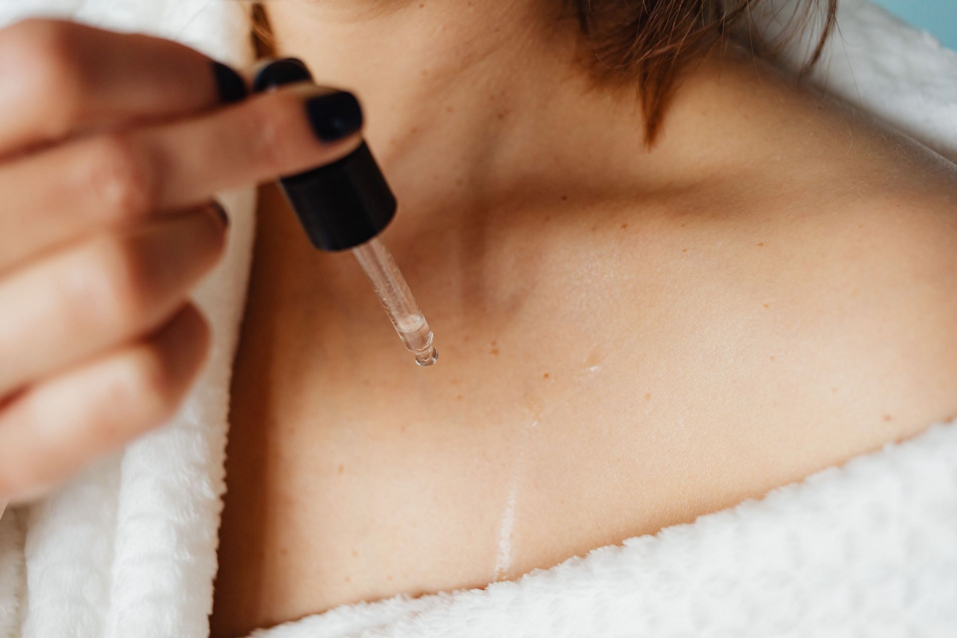 Marula oil for face: Hydrates your skin. (Image via Pexels / Karolina Grabwoska)