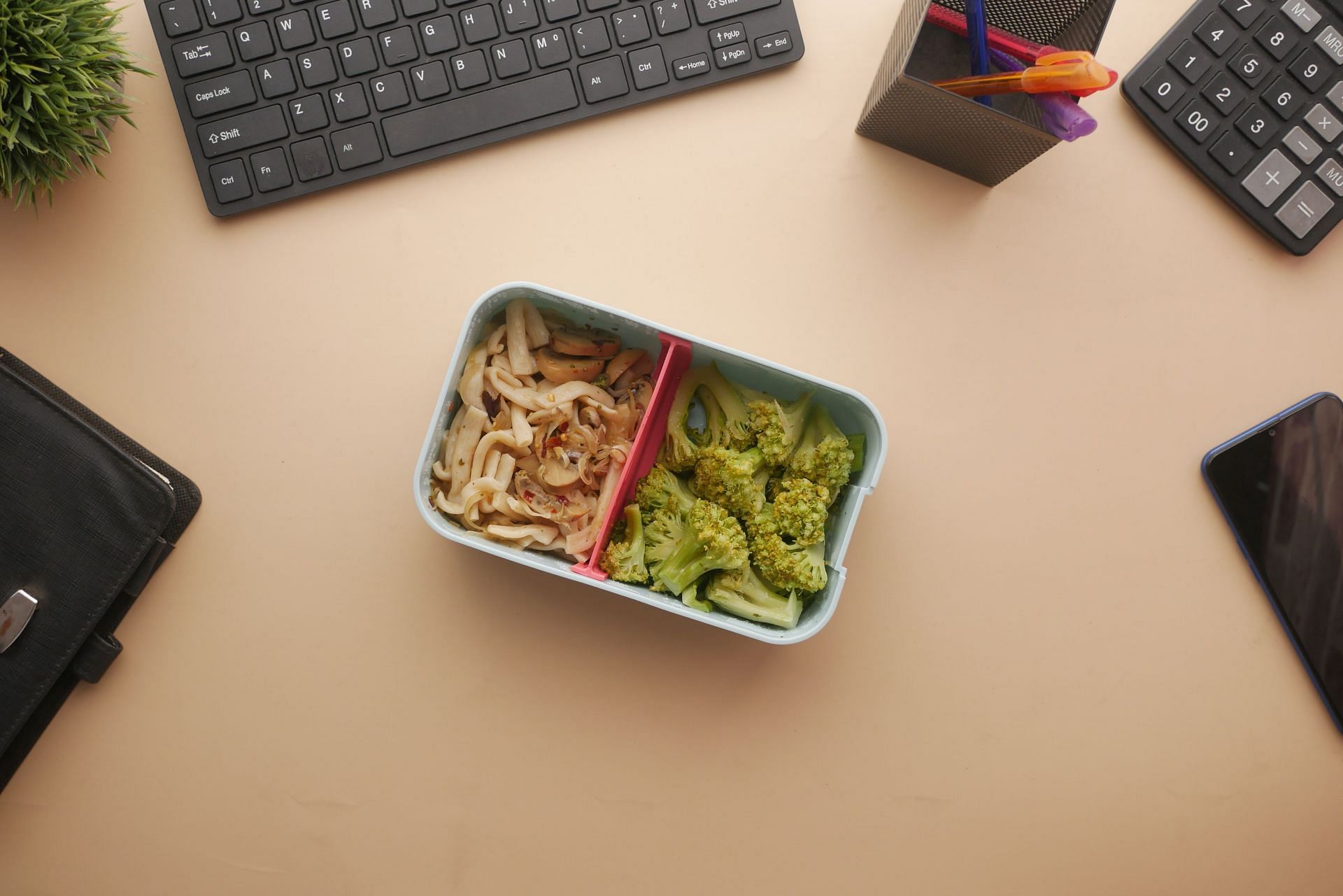 options for healthy office snacks that you can enjoy (Image via Pexels)