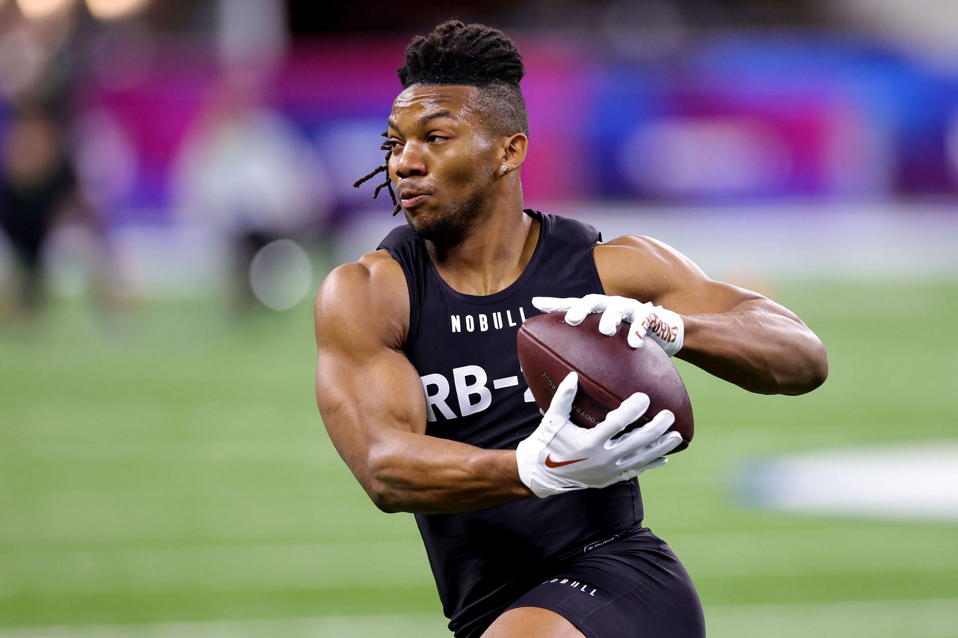 2023 NFL Draft: Eagles land Texas RB Bijan Robinson in early mocks