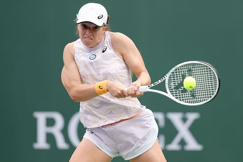 Iga Swiatek plays a backhand during her match against Claire Liu at 2023 Indian Wells.