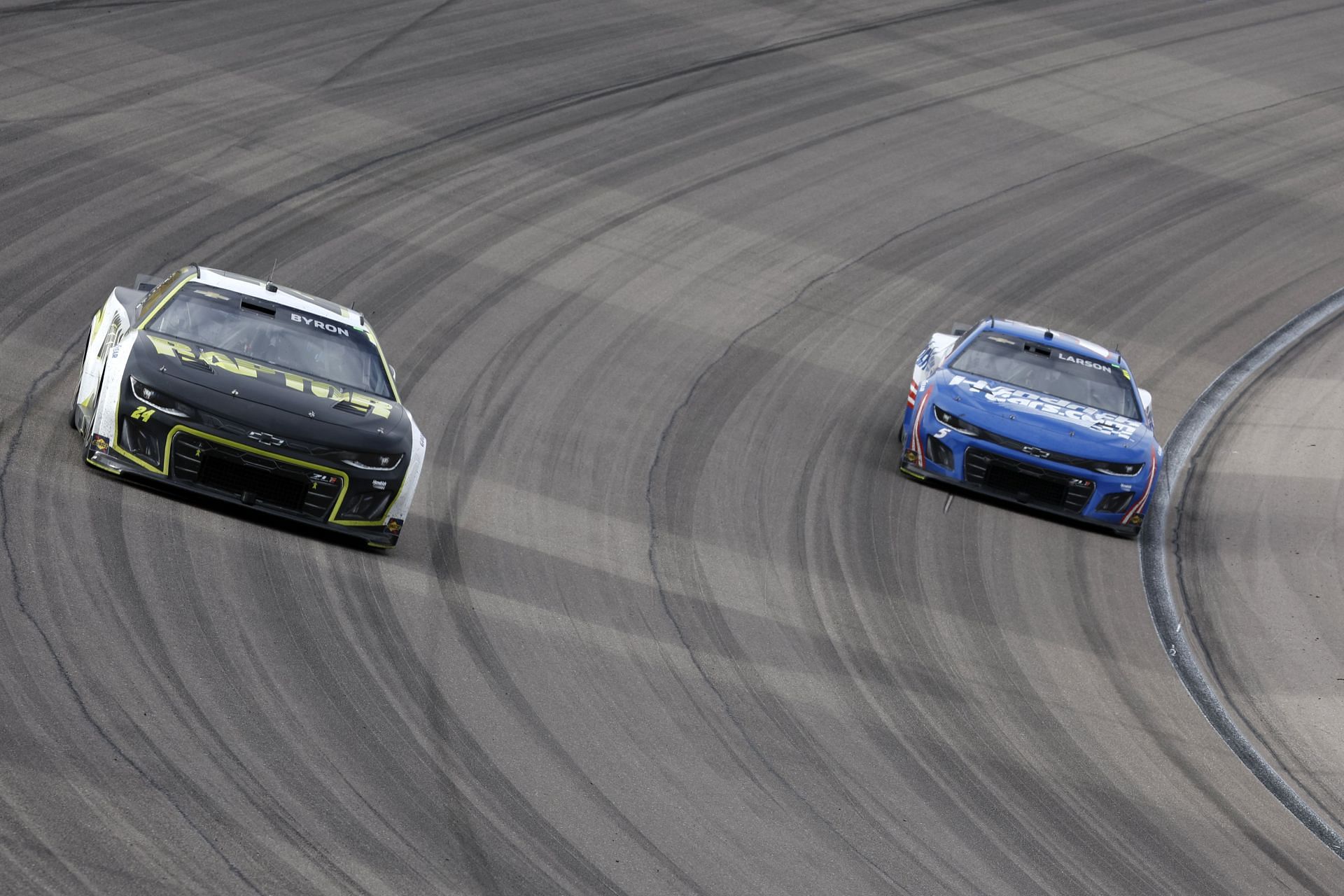 Hendrick comes up aces in Vegas
