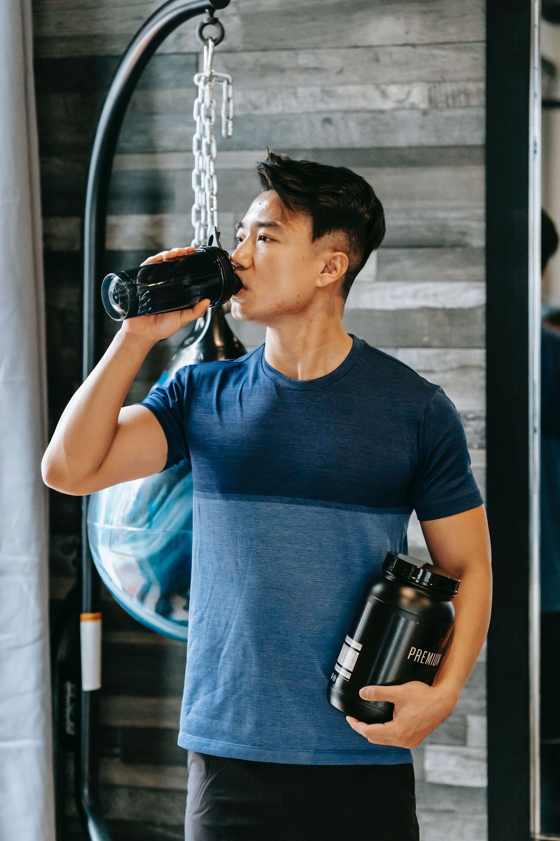 The high protein content in shakes supports muscle protein synthesis (Image via Pexels)