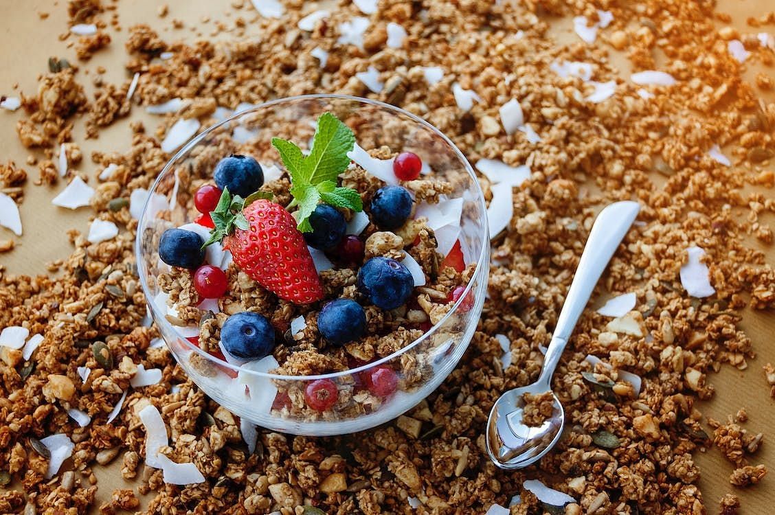 Granola is a mix of oats, nuts, seeds, and dried fruits. (Image via Pexels/Ovidiu Creanga)