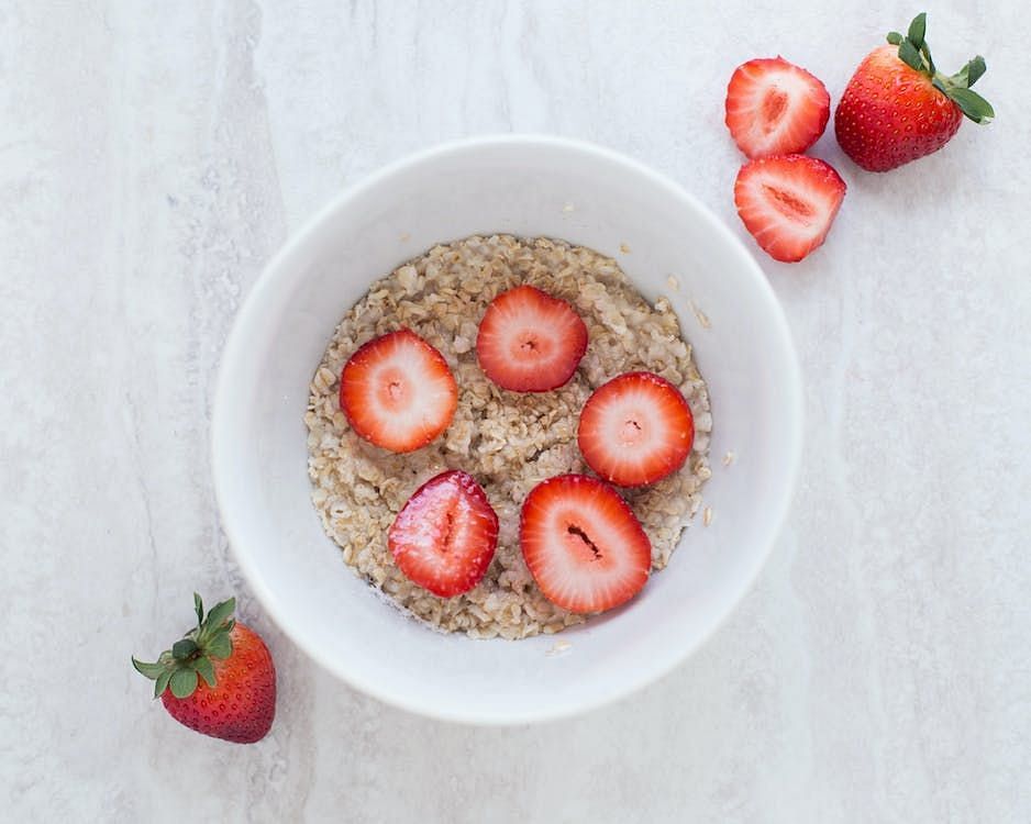 Instant oatmeal is quick and easy to prepare. (Image via Pexels/Keegan Evans)