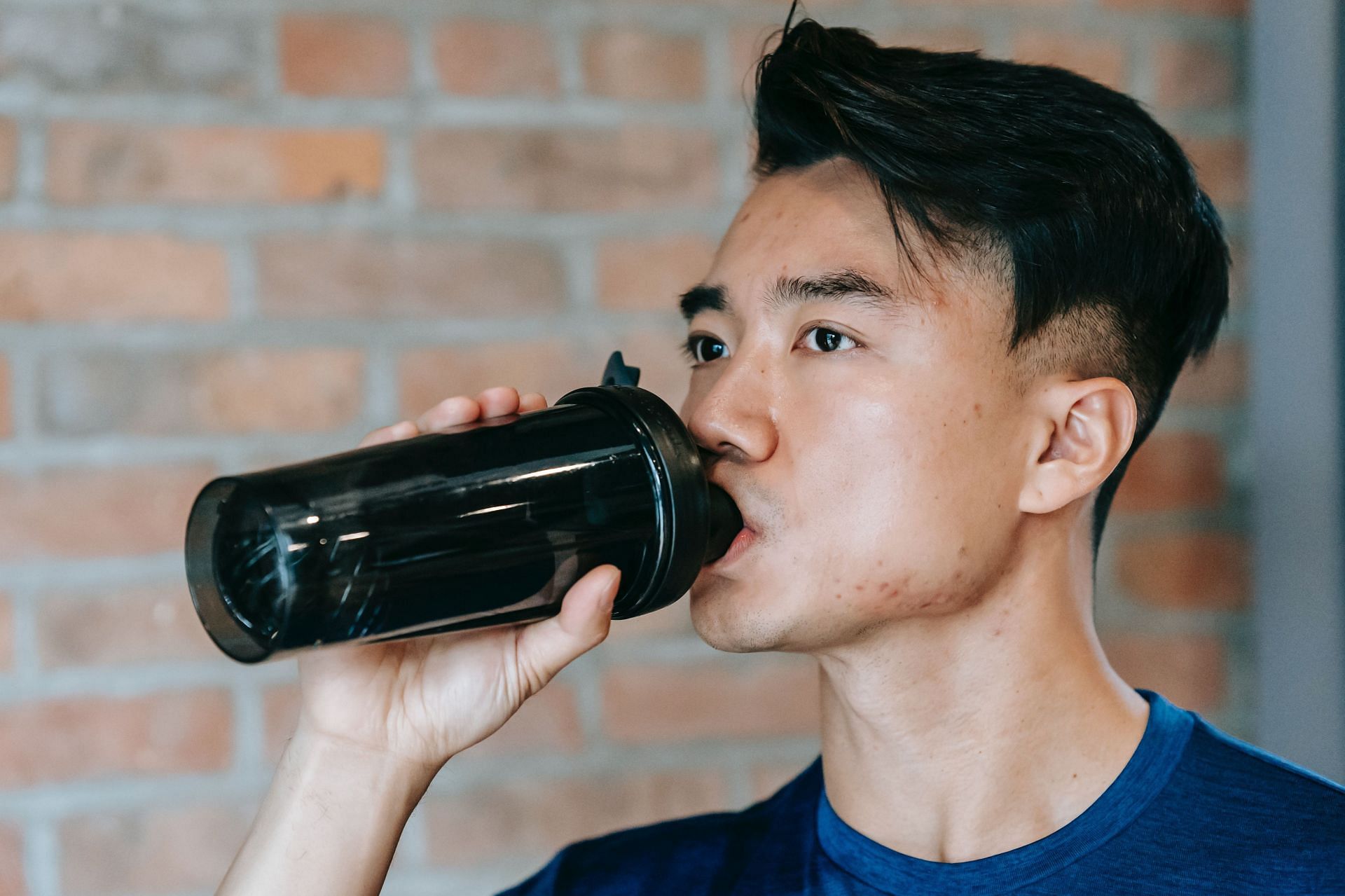 Does pre workout make you poop more? Yes, due to artificial sweeteners. (Image via Pexels/ Andres Ayrton)