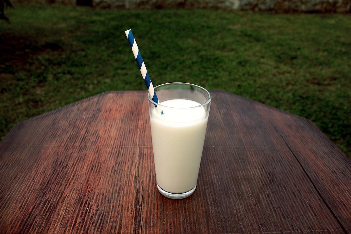 Skim milk can be a healthy choice for many people, as it is a low-fat (F&aacute; Romero/ Pexels)