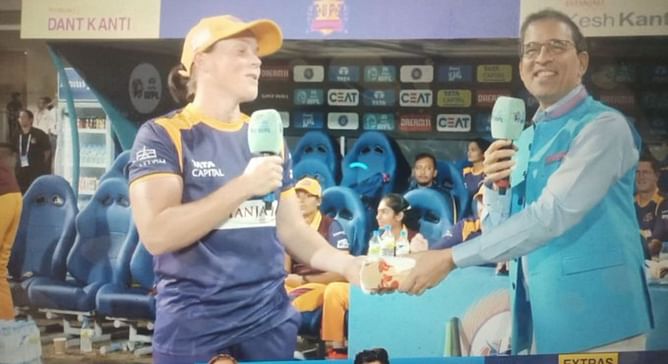 [Picture] WPL 2023 presenter Harsha Bhogle gifts Grace Harris a burger - Find out why