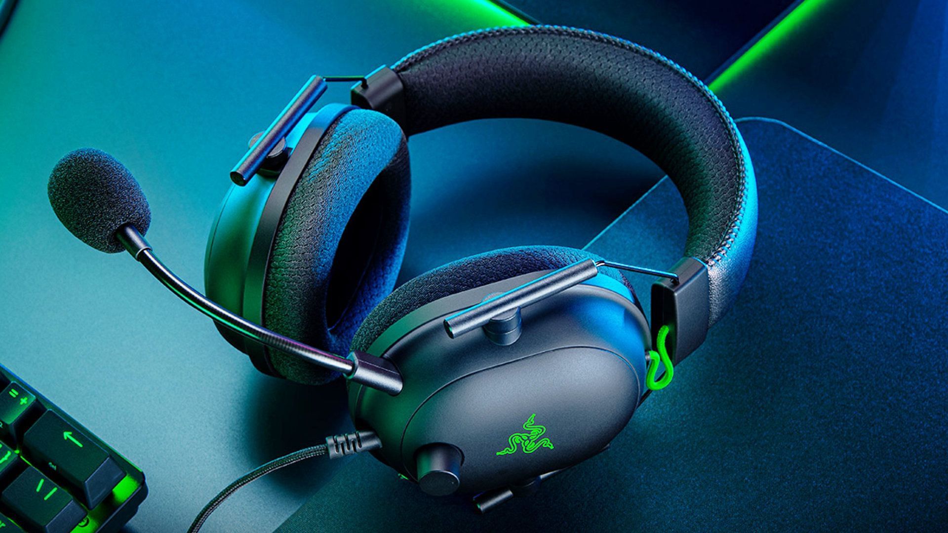 headset with an extendable microphone(Image via Razer)