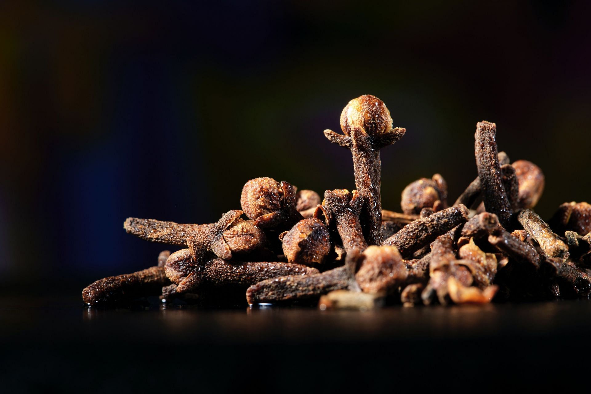Clove oil is one of the best remedies to relieve wisdom tooth pain (Image via Unsplash @k15 Photos)