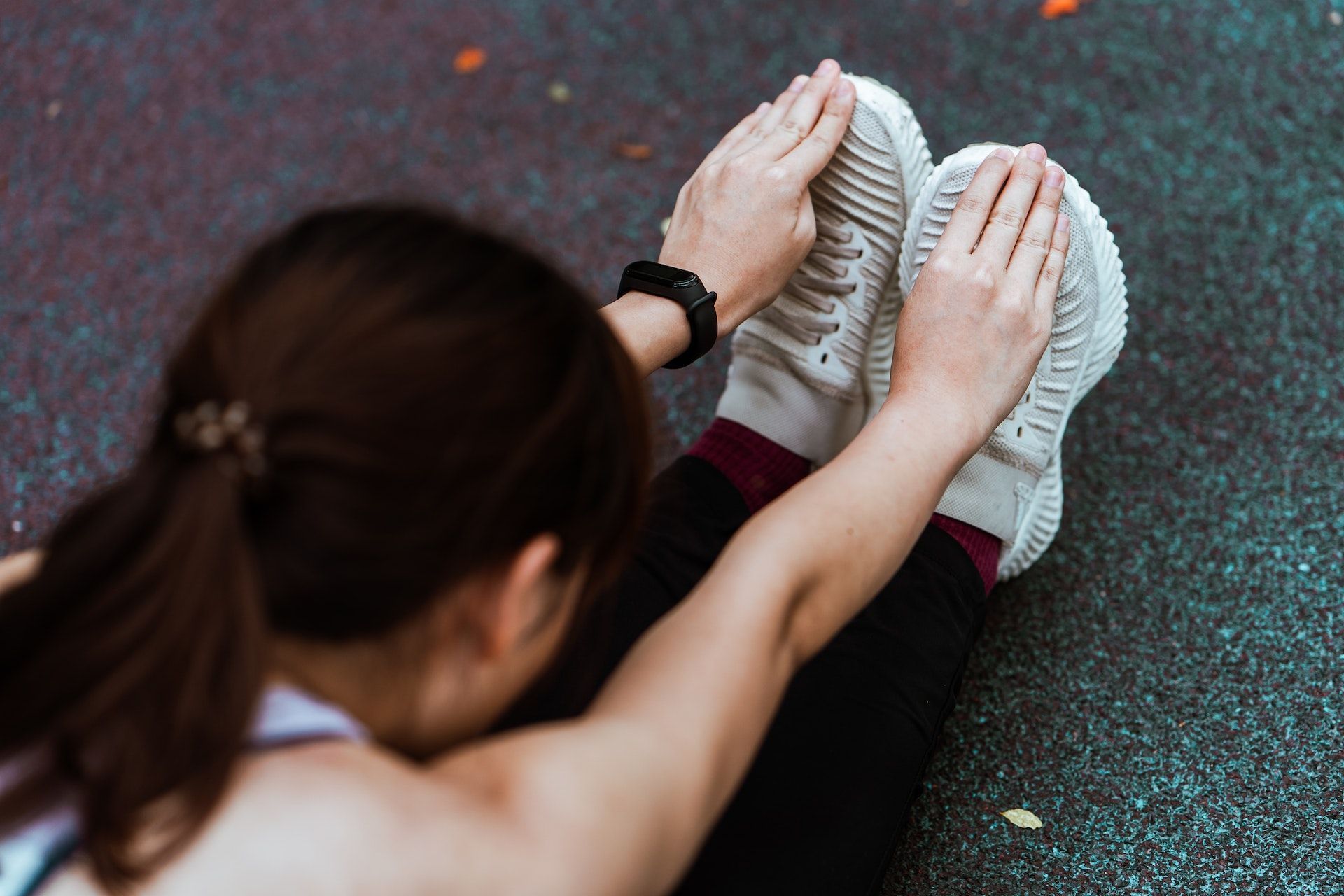 The seated calf stretch is one of the easiest stretches for calves to loosen tight calf muscles. (Photo via Pexels/Ketut Subiyanto)