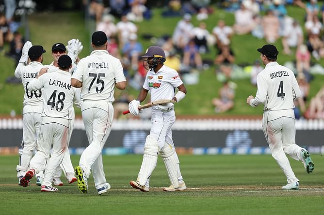 NZ vs SL : न्यूजीलैंड के बड़े स्कोर के जवाब में श्रीलंका की पहली पारी सस्ते में निपटी, फॉलोऑन खेलते हुए भी लगे झटके