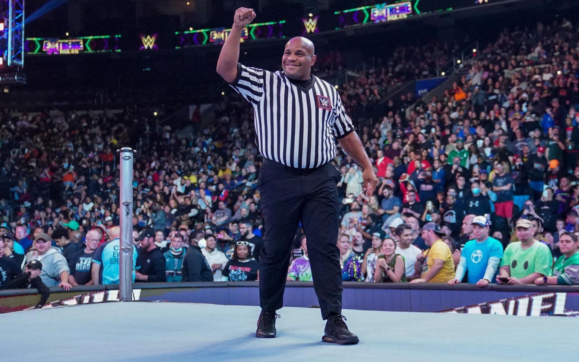 Daniel Cormier as guest referee at WWE Extreme Rules in October 2022 [Image courtesy: @WONF4W (Twitter)]