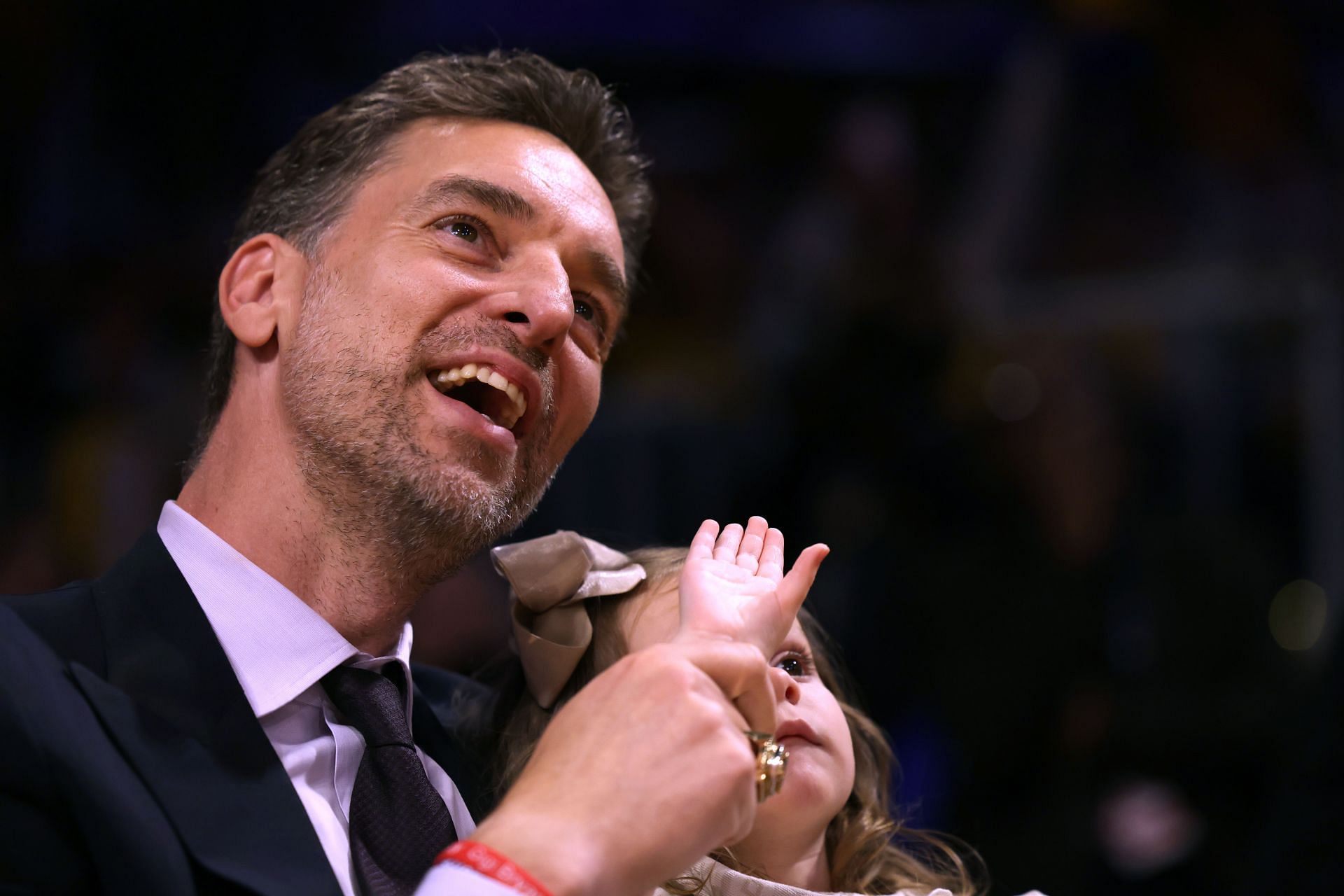 Pau Gasol gets emotional as Lakers retire his No. 16 jersey