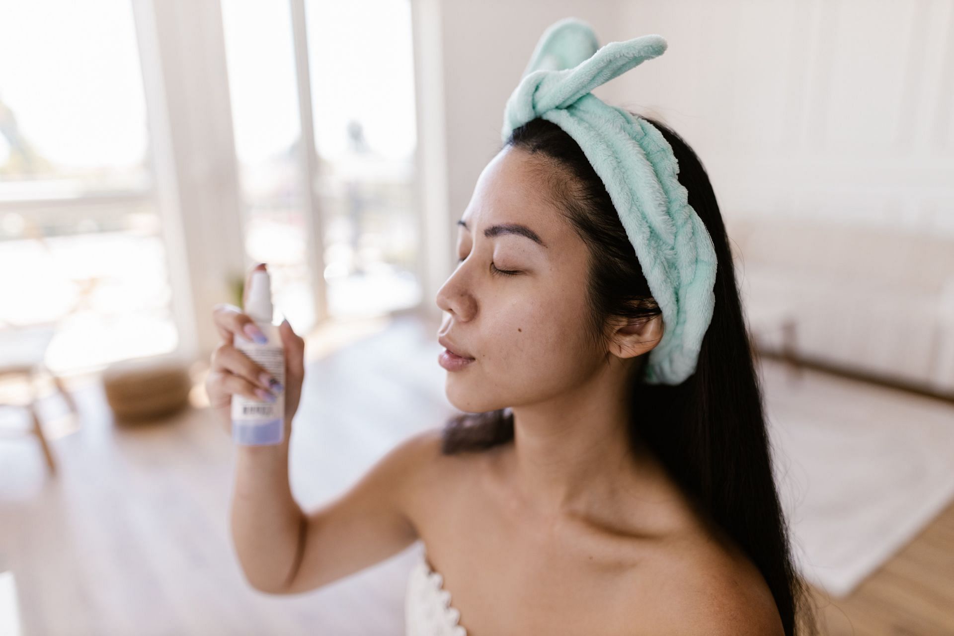 Micellar water prevents dryness. (Image via Pexels/Rodnae Productions)