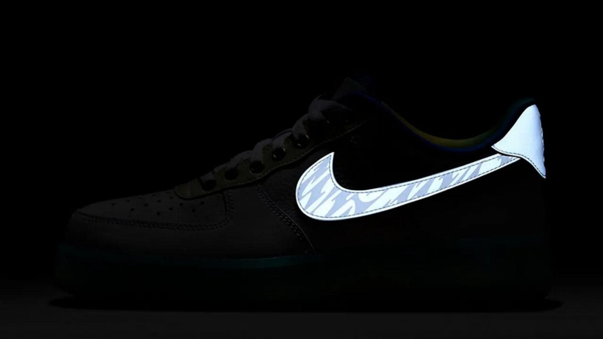 Reflective swoosh detailing of the shoe (Image via Nike)