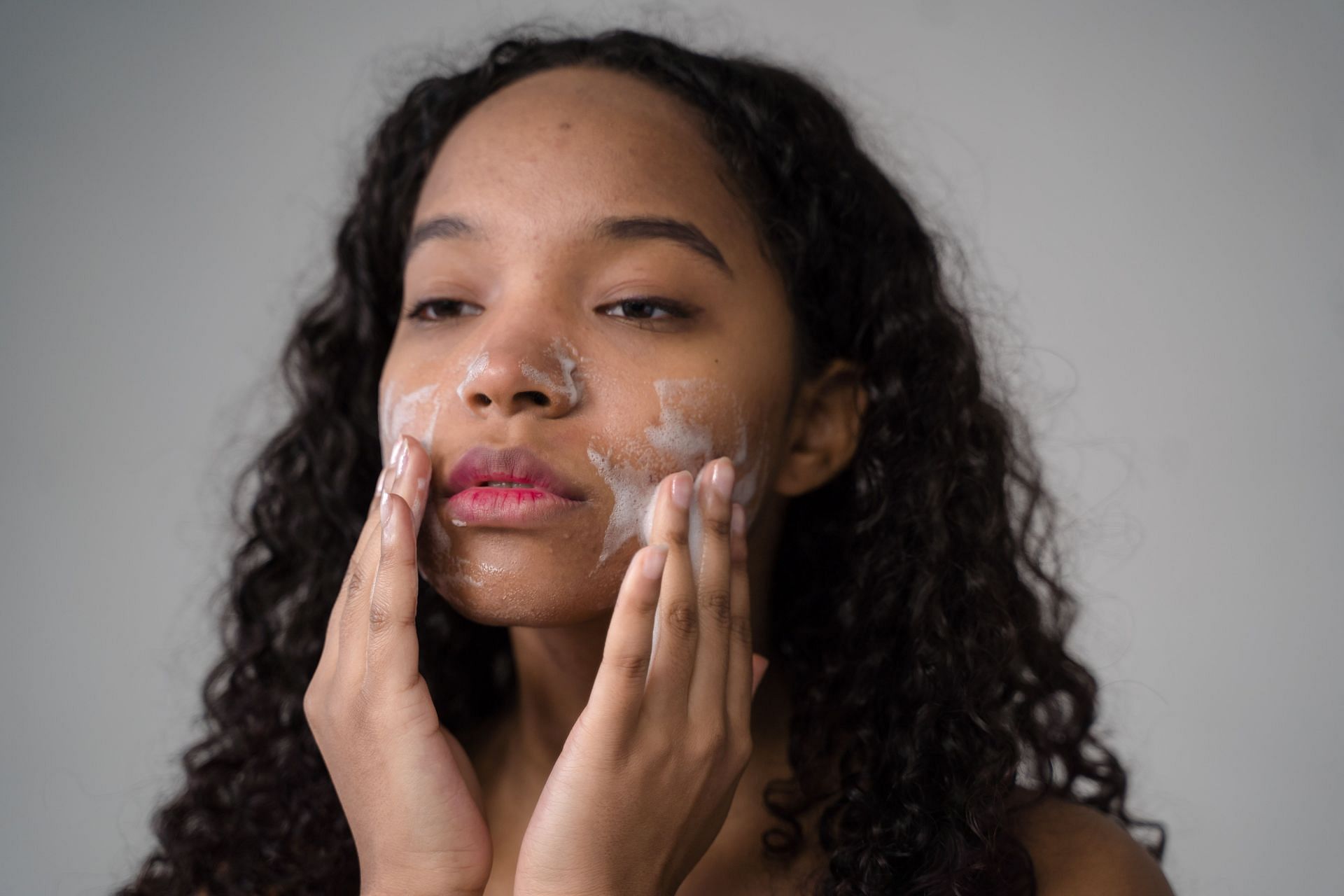Clean your face with a face wash properly before applying a pimple patch. (Image via Pexels/Ron Lach)